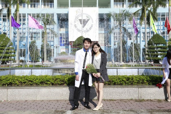 Họ bên nhau từ khi là những cô cậu học trò cấp hai tới khi tốt nghiệp Đại học Y Thái Bình. Ảnh: NVCC.