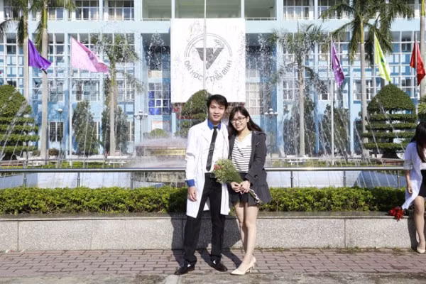Họ bên nhau từ khi là những cô cậu học trò cấp hai tới khi tốt nghiệp Đại học Y Thái Bình. Ảnh: NVCC.