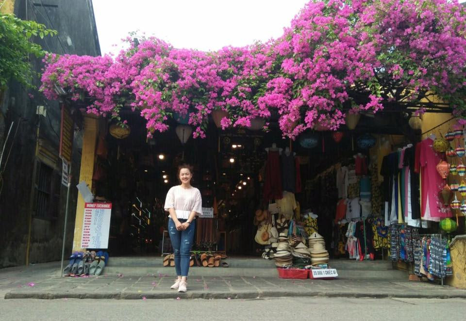 Hầu hết du khách đến đây đều thích đi bộ dưới những con đường có giàn hoa giấy để cảm nhận cảm giác bình yên, thỉnh thoảng lại có những cánh hoa mỏng manh rơi vào người.