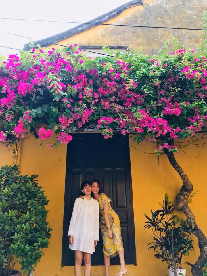 Có lẽ chính sắc hoa giản dị mà đầy kiêu hãnh này là một trong những điều làm nên một Hội An đầy quyến rũ đối với du khách gần xa.