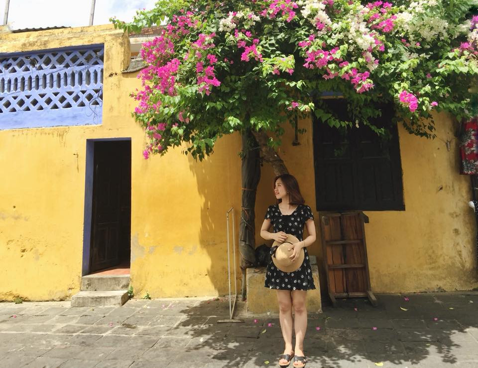 Không ai ở Hội An ra về mà không có một vài kiểu ảnh chụp với giàn hoa giấy.