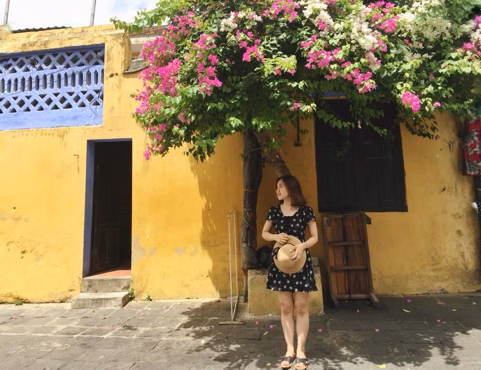 Không ai ở Hội An ra về mà không có một vài kiểu ảnh chụp với giàn hoa giấy.