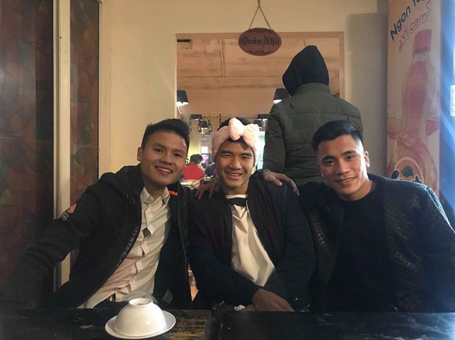 Cau thu Duc Chinh khoe dang hoc tieng Anh, khong con sai chinh ta