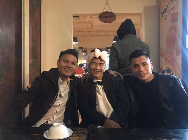 Cau thu Duc Chinh khoe dang hoc tieng Anh, khong con sai chinh ta