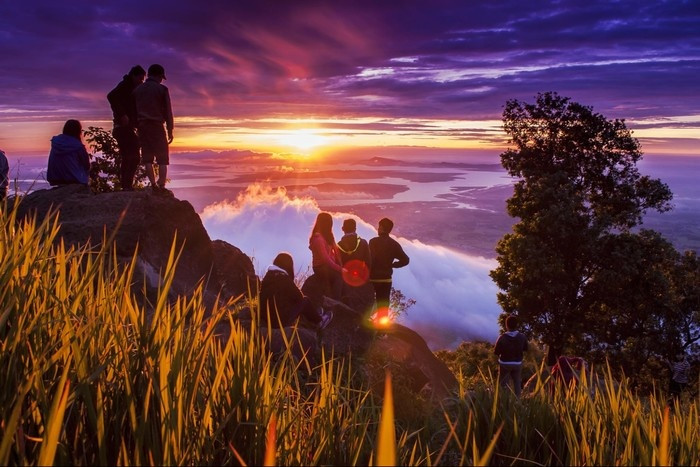 Người ta đến Bà Đen để leo núi, ngắm hoàng hôn, bình minh, săn mây và còn để thử thách bản thân, kết giao với những tâm hồn đồng điệu khác.