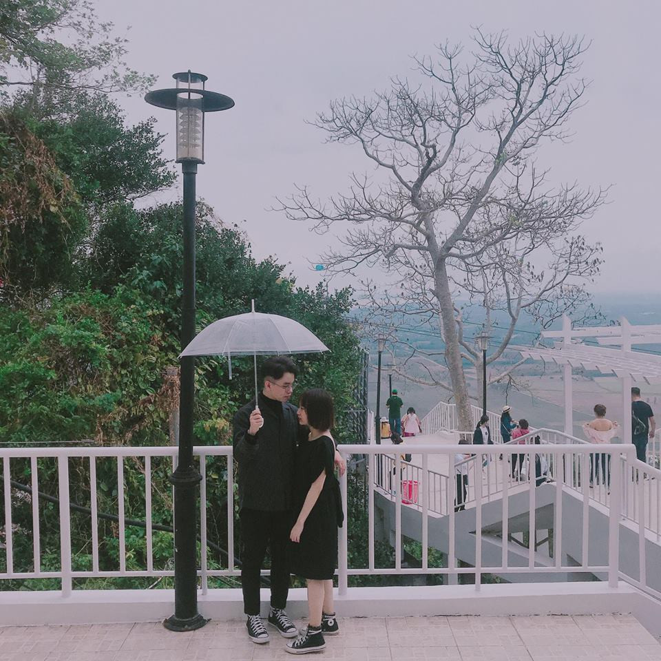 Thời gian gần đây rất nhiều cặp đôi chọn núi Bà Đen là nơi ghi dấu những khoảnh khắc hạnh phúc của tình yêu.