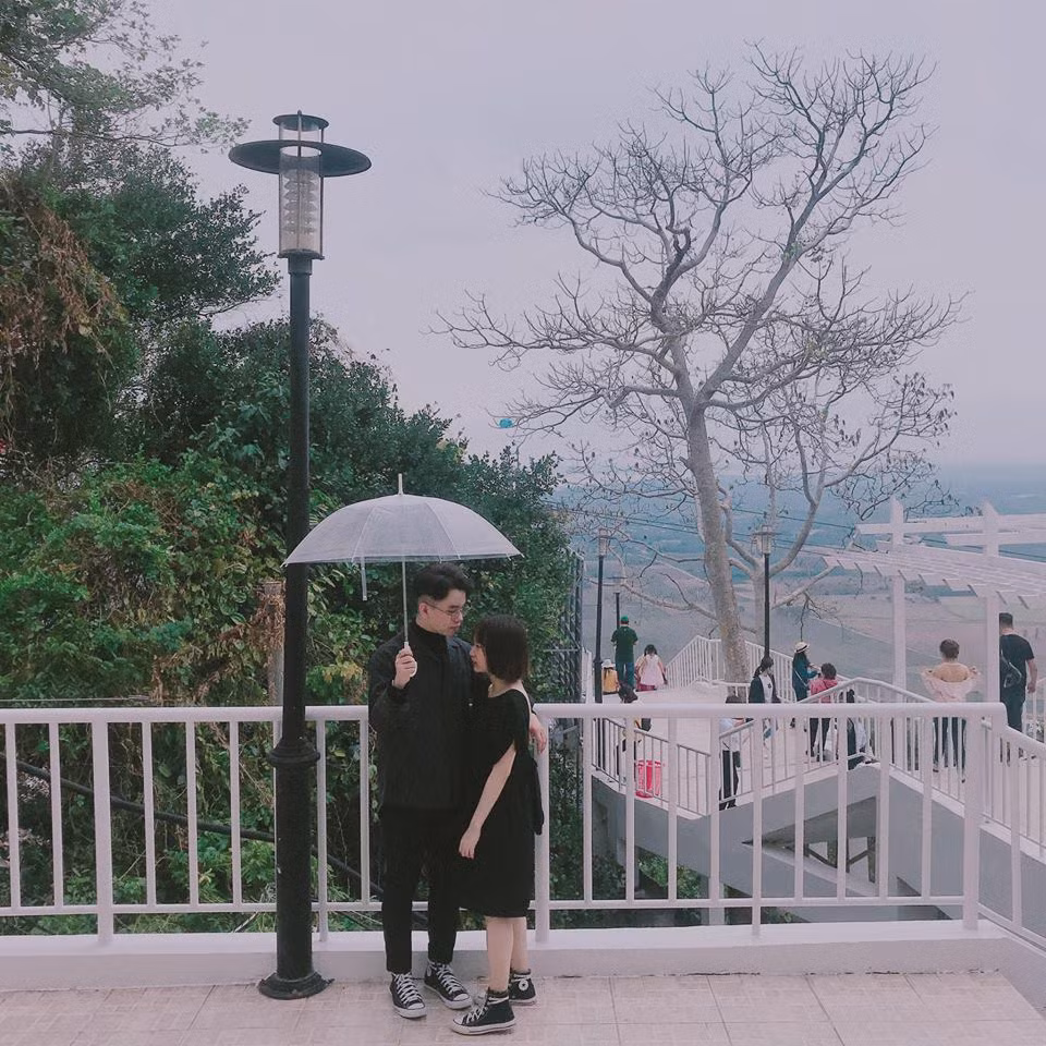 Thời gian gần đây rất nhiều cặp đôi chọn núi Bà Đen là nơi ghi dấu những khoảnh khắc hạnh phúc của tình yêu.