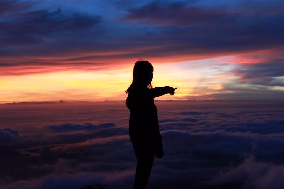 Theo dân phượt dày kinh nghiệm leo núi Bà Đen, để săn bình minh có mây đẹp thì đêm hôm trước phải có mưa thì mây mới bay bồng bềnh nếu không, buổi sáng chỉ có sương nặng hạt, gió lạnh. Và một “lưu ý nhẹ” là, bạn nên thức dậy sớm để đón bình minh, vì chỉ cần muộn một vài giây thôi, bạn cũng đánh mất khoảnh khắc kì diệu nhất trong ngày của đỉnh núi này.