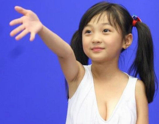 Bức ảnh khiến người ta nghi ngờ cô bé đã trùng tu vòng một khi còn rất bé.