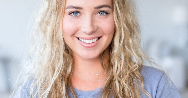 Khách hàng chỉ cần đăng tải hình ảnh căn phòng của mình lên ứng dụng, sau đó thoải mái chọn nội thất mình thích mà không cần tốn quá nhiều thời gian đến cửa hàng ngắm nghía hay lo lắng, đắn đo về chuyện hợp hay không hợp. Hơn nữa, họ còn có thể đặt mua nội thất ngay bằng ứng dụng này. Ảnh: Forbes.