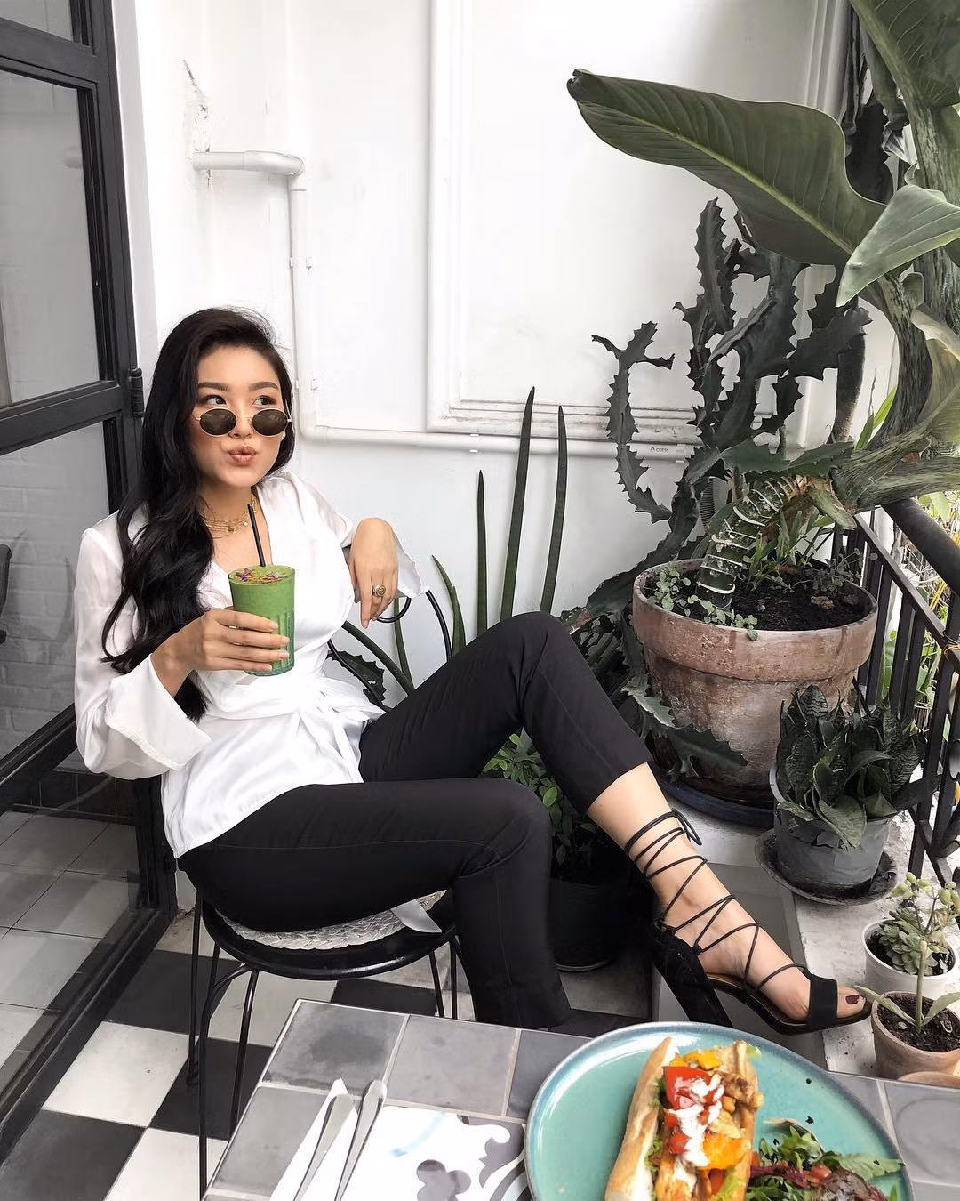 Thảo Nhi chia sẻ: "Gia đình mình không phải là triệu phú nhưng bố mẹ đã làm việc rất chăm chỉ để xây dựng một cuộc sống tốt đẹp cho mình ở Đức. Đôi lúc, mình cảm thấy bản thân rất may mắn vì có nhiều điều kiện thuận lợi để phát triển và chạm đến những giá trị mà những người bình thường có thể mất khá nhiều thời gian để đạt được. Đó là một đặc ân thì đúng hơn. Bản thân mình cũng đã cố gắng rất nhiều để xây dựng ước mơ".