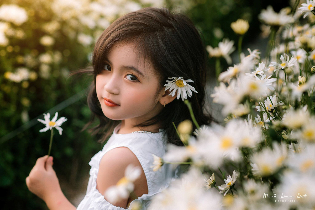 Chia sẻ với Zing.vn, chị Phương Nguyễn - mẹ của hai bé - cho biết chị dẫn các con đi chụp ảnh kỷ niệm, chọn vườn cúc họa mi vì nó mang vẻ đẹp thuần khiết hợp với nét ngây thơ của con trẻ. "Các bé tự tương tác và làm dáng trước ống kính. Một phần vì người chụp có tâm nên có ảnh đẹp thế này", chị Phương nói.