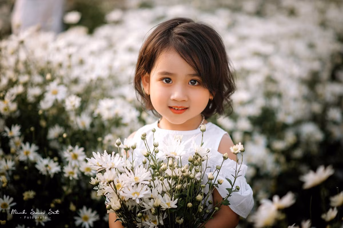 Nếu bé Thúy Thiện tỏ vẻ chuyên nghiệp thì Minh Tâm (3 tuổi) lại rất ngây thơ, hồn nhiên trong từng khuôn hình. Minh Tâm sở hữu gương mặt bầu bĩnh, cùng đôi mắt to tròn. Do chưa tiếp xúc nhiều với máy ảnh nên bé còn hơi gượng, nhưng vẫn cho ra những bức ảnh ưng ý. "Mình chỉ gợi ý một số dáng, còn lại hai bé tự tương tác với máy ảnh", Trần Long nói.