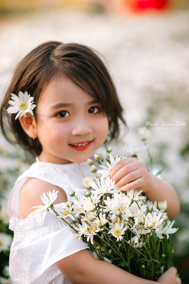 "Khi bước vào vườn cúc, mọi người dều nhìn và khen hai bé, có người còn đến xin phép chụp ảnh kỷ niệm cùng Thiện và Tâm nữa", chị Phương kể.