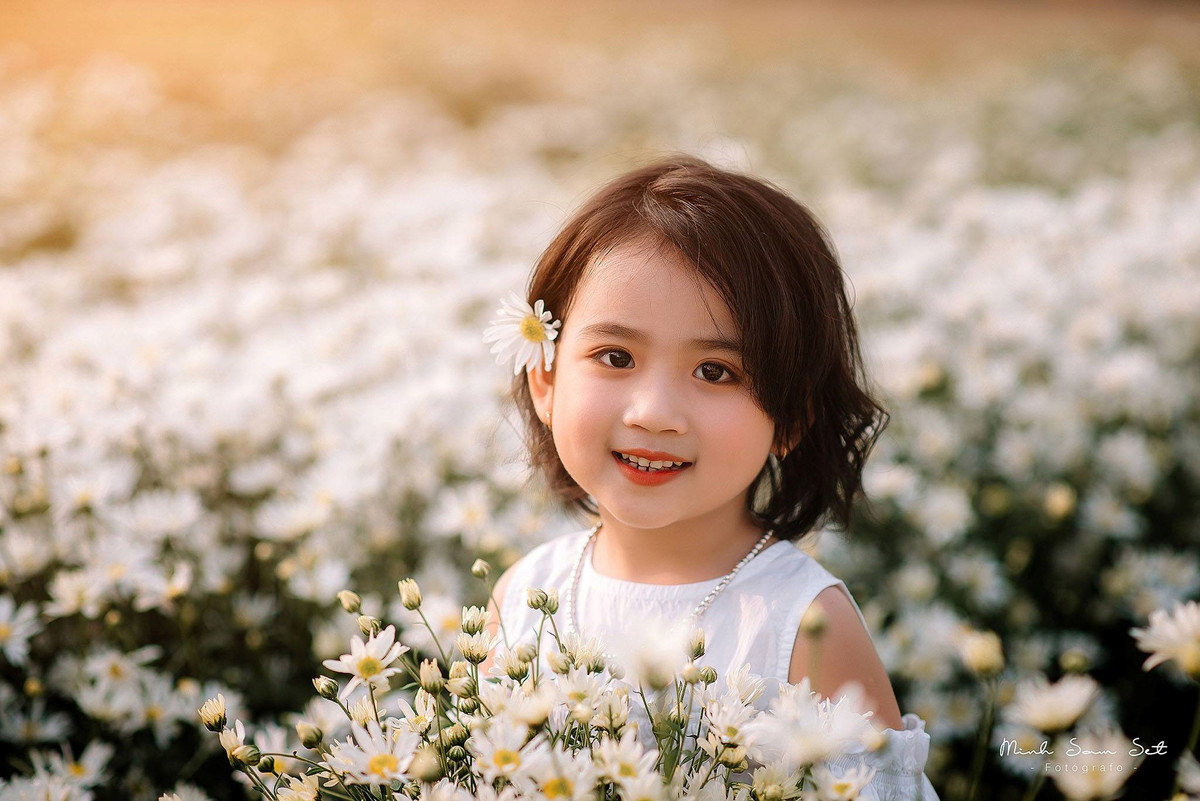 "Trời nắng nóng, hai bé hơi mệt nhưng vẫn chịu hợp tác với phó nháy, cũng không ngại khi có nhiều người đến chụp ảnh cùng", chị Phương nói.