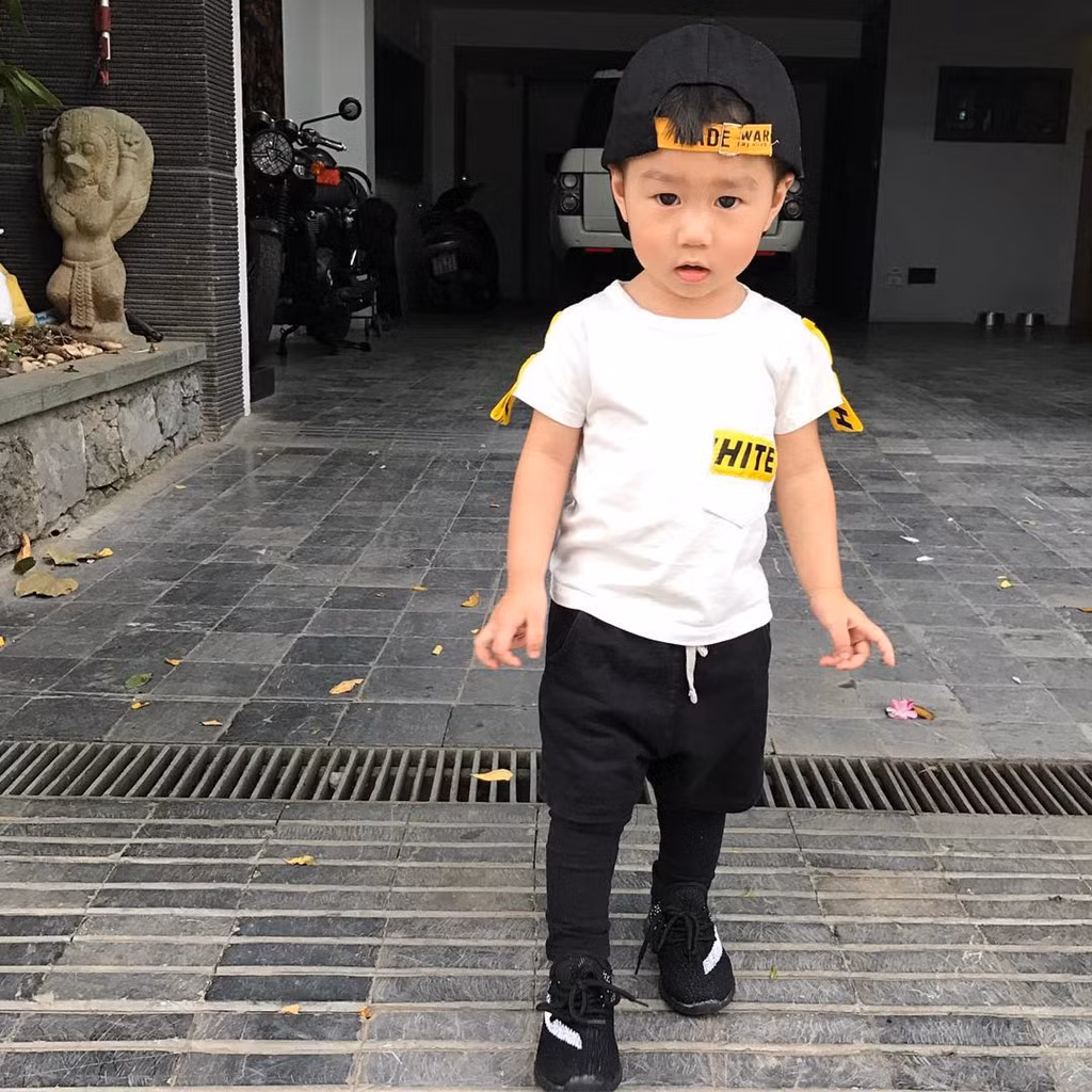 Bé Xoài của bố mẹ Tùng Sơn - Trang Lou được yêu mến bởi vẻ ngoài lém lỉnh đáng yêu, phong cách ăn mặc cực chất. Người theo dõi luôn chờ ảnh và clip của Xoài được đăng tải để "thả tim", Xoài đang có 145.000 người hâm mộ trên Instagram.