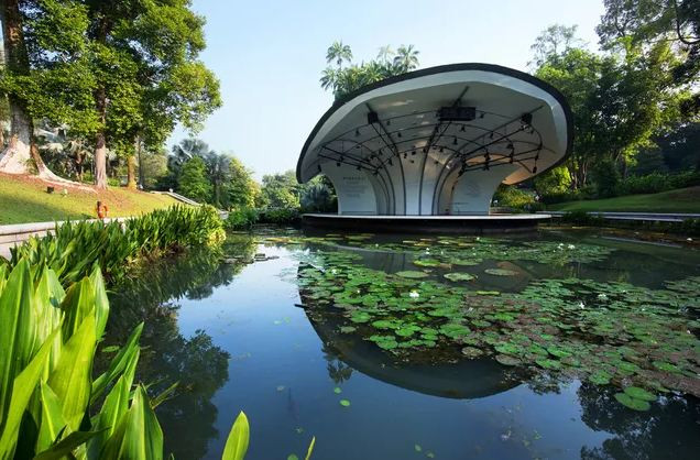  Vườn Bách thảo Singapore: Di sản thế giới UNESCO mới nhất của Đông Nam Á được ghi nhận ở đảo quốc Singapore. Du khách xuống tàu từ ga tàu điện ngầm có thể đi thẳng tới khu vườn Gardens khổng lồ này, những con đường quanh co, những đài phun nước và gian hàng để mua sắm cùng với sân khấu để biểu diễn công cộng (Dàn nhạc giao hưởng Singapore thường xuyên trình diễn miễn phí cho du khách) đều có mặt tại khu vườn này. Vườn lan quốc gia - bộ sưu tập phong lan lớn nhất thế giới - cung cấp hơn 60.000 cây và hoa lan, được đặt theo tên của những người nổi tiếng.