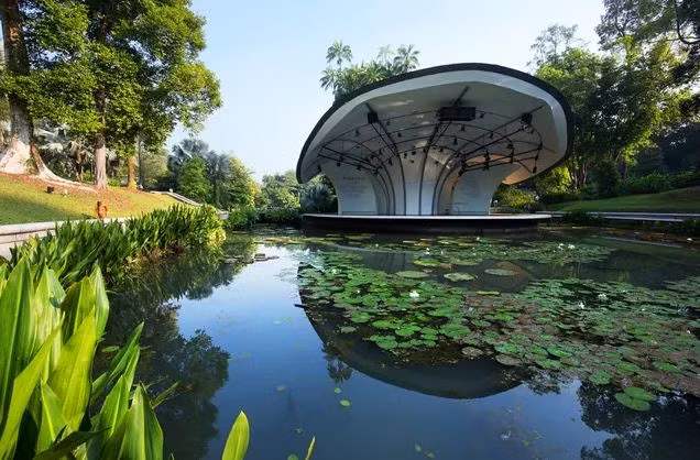  Vườn Bách thảo Singapore: Di sản thế giới UNESCO mới nhất của Đông Nam Á được ghi nhận ở đảo quốc Singapore. Du khách xuống tàu từ ga tàu điện ngầm có thể đi thẳng tới khu vườn Gardens khổng lồ này, những con đường quanh co, những đài phun nước và gian hàng để mua sắm cùng với sân khấu để biểu diễn công cộng (Dàn nhạc giao hưởng Singapore thường xuyên trình diễn miễn phí cho du khách) đều có mặt tại khu vườn này. Vườn lan quốc gia - bộ sưu tập phong lan lớn nhất thế giới - cung cấp hơn 60.000 cây và hoa lan, được đặt theo tên của những người nổi tiếng.