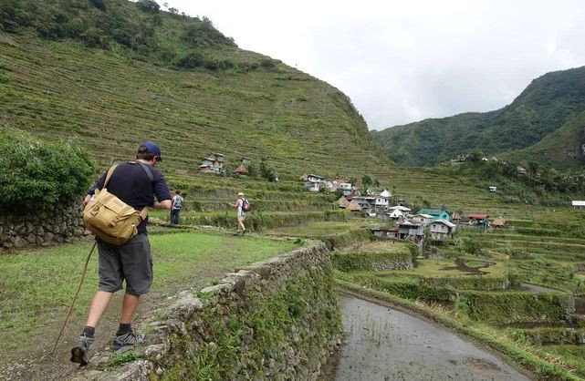  Các ruộng bậc thang Banaue, Philippines: Một trong những điểm đến được du khách yêu thích, họ thường thích leo đến đỉnh cao nhất của Banaue để từ đây chiêm ngưỡng sự khéo léo của thiên nhiên đã tạo lên một kỳ quan là những ruộng bậc thang được chạm khắc trên các thung lũng núi, theo từng đường đổ dốc để tạo nền tảng cho việc canh tác lúa ở địa hình không thuận lợi.