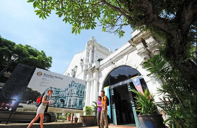  Thị trấn thương mại lịch sử: Melaka &amp; George Town, Malaysia: UNESCO công nhận hai thành phố lịch sử nhất của Malaysia trở thành di tích văn hóa thế giới bởi đều chứa đựng những kho tàng văn hóa với rất nhiều điểm chung. Tiểu bang thủ đô Penang của bang Penang là một viên ngọc trong khu định cư Straits của Anh - thương mại giữa Ấn Độ và Trung Quốc khiến George Town trở thành một trung tâm thịnh vượng, với biệt thự như Peranakan Mansion. Melaka được gọi là "Thành phố lịch sử" của người Malaysia. Di tích văn hóa Mã Lai và quy tắc nước ngoài có thể được khám phá trong một khu phố nhỏ bên bờ sông lịch sử bao gồm nhà thờ với mái màu đỏ rực rỡ, ngang qua sông từ Chinatown và đường Harmony.