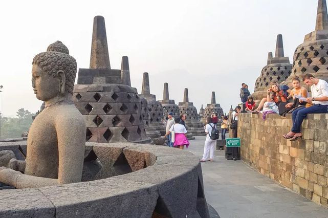  Borobudur &amp; Prambanan, Indonesia: Một tượng đài gần Yogyakarta ở Trung Java đứng trên một cấu trúc hình Mạn đà la, bất tử hóa vũ trụ học Phật giáo bằng đá. Khi du khách của Borobudur lên tới điểm đến, họ sẽ tìm thấy 2.672 tấm bảng được bảo tồn tốt kể lại những câu chuyện từ cuộc sống và dụ ngôn của Đức Phật từ các bản văn Phật giáo. Bạn cũng sẽ tìm thấy Ấn Độ giáo trong Candi Prambanan: một khu phức hợp gồm 224 ngôi đền ở Trung Java bị chi phối bởi ba ngọn tháp cao ngất đại diện cho tam bảo của tôn giáo Hindu. Ngọn tháp cao nhất cao gần 46m so với vùng nông thôn xung quanh.