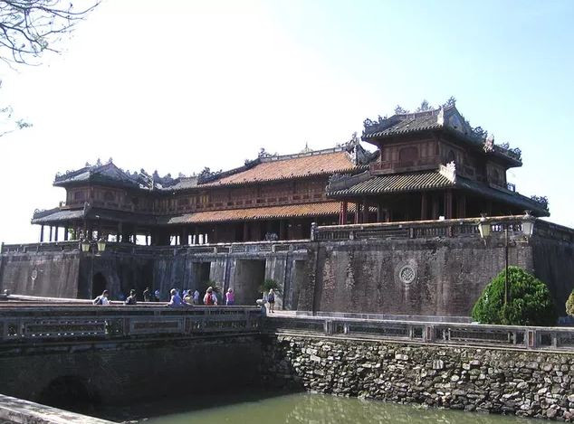  Di tích Huế của Việt Nam: Huế là thủ đô của Việt Nam suốt thế kỷ 19 và đầu thế kỷ 20. Các hoàng đế Nguyễn cai trị từ khu phức hợp cung điện thành Huế, một khu phức hợp sắc màu rực rỡ với những bức tường đá cao bao quanh một loạt cung điện và đền thờ tinh tế. Nằm rải rác giữa những ngọn đồi xung quanh thành phố, các ngôi mộ hoàng gia được chuẩn bị đặc biệt cho mỗi một hoàng đế trước khi họ đi qua, mỗi một dự định là một lời chứng thực cho quyền lực và sự hùng vĩ của triều đại tương ứng của họ.