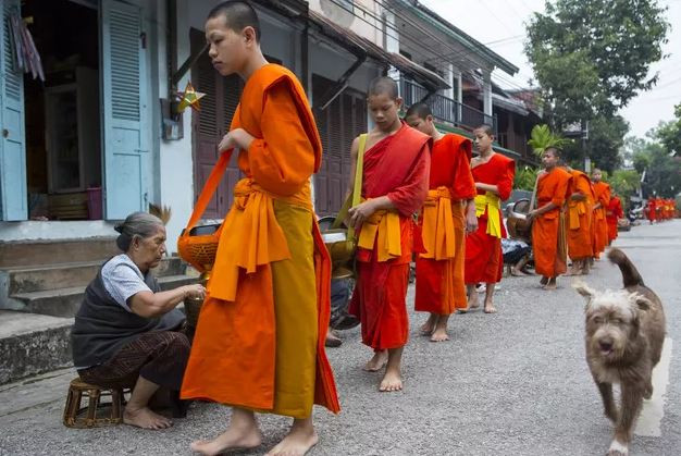  Thủ đô cũ Luang Prabang, Lào: Thủ đô cũ của Vương quốc Lan Xang cai trị Lào, Luang Prabang nằm ở ngã ba sông Mekong và Nam Khan, thu hút du khách với rất nhiều các tòa nhà thuộc địa từ thời Pháp, và cảnh quan thiên nhiên ngoạn mục. Vào bất kỳ ngày nào, nghi lễ buổi sáng đi xin cơm bố thí của các nhà sư đều xuất hiện trên các đường phố chính của Lào. Trong những dịp thực sự đặc biệt, Luang Prabang lại làm mới bản thân trong các lễ hội ăn mừng với cuộc diễu hành của bức tượng Phật Phạn, một bức tượng khổng lồ từ Bảo tàng Cung điện Hoàng gia đến chùa Vát Mai.