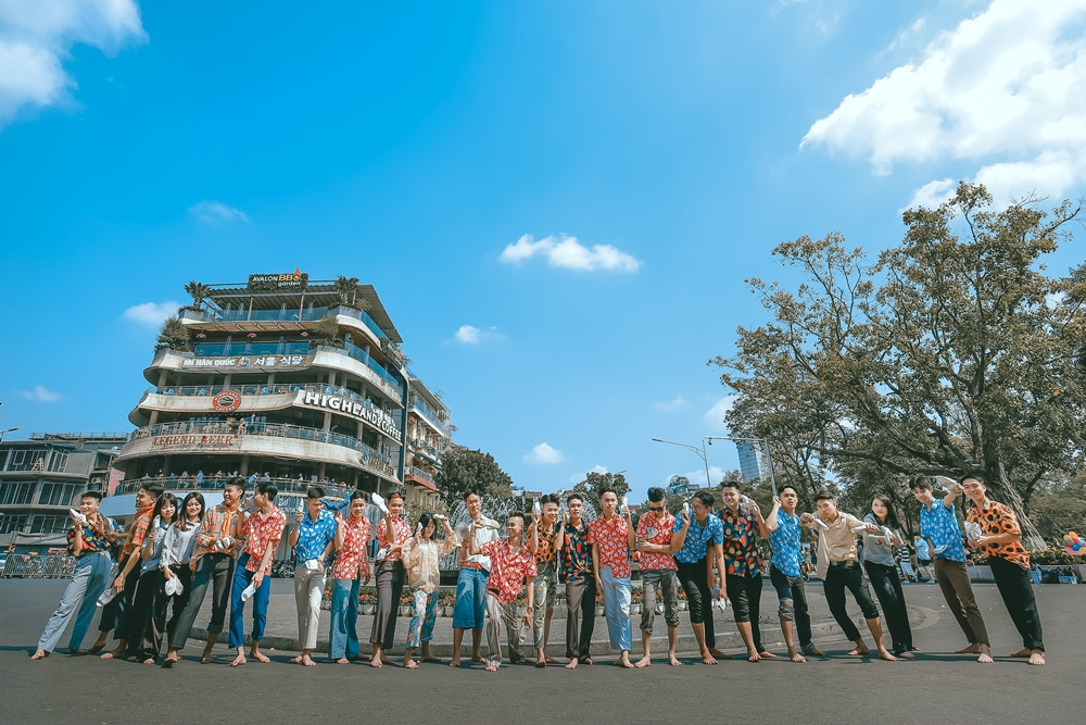 Hà Nội những năm 90, các cô cậu học trò khoác lên mình trang phục thời "ông bà anh" như áo sơ mi họa tiết hoa sặc sỡ, quần ống loe và những đôi dép tổ ong... Ảnh: 12A3 THPT Bình Minh.