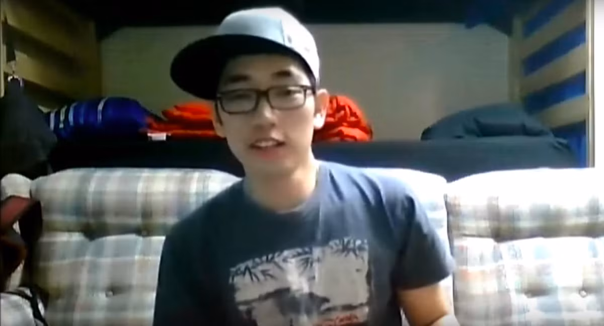 Với khuôn mặt sáng, trí thức và luôn đội chiếc mũ snapback, DuhocsinhMy tạo dựng một phong cách không thể trộn lẫn và được xem là đàn anh của làng vlog Việt. Dù không mấy siêng năng làm video, DuhocsinhMy vẫn bỏ túi hơn 4 triệu lượt xem trên YouTube với hàng chục nghìn người đăng ký theo dõi.