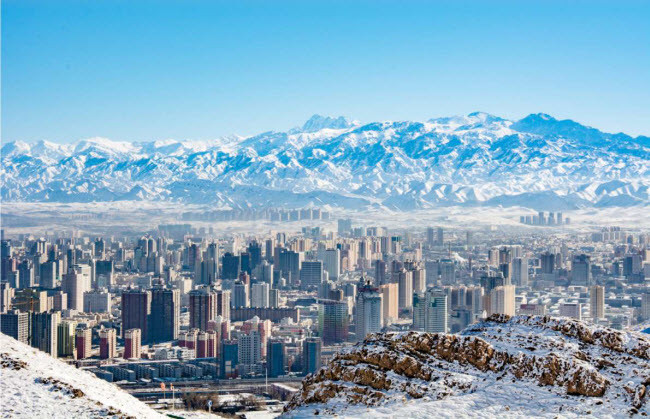 Ürümqi, Trung Quốc: Thủ phủ của tỉnh Tân Cương là một thành phố hiện đại và là nơi du khách có thể chiêm ngưỡng ngọn núi Thiên Sơn. Nhiệt độ trung bình ở đây vào tháng 1 là – 9,8 độ C.