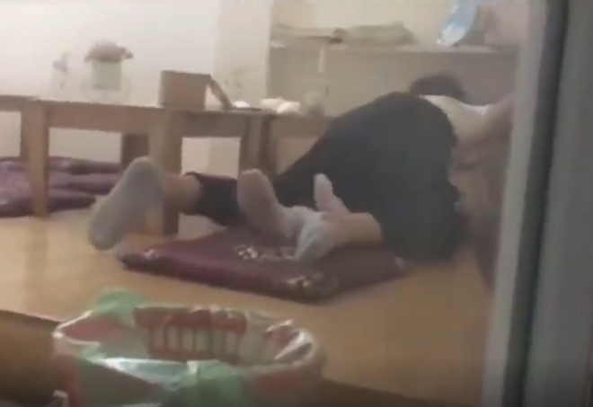 Doi trai gai than nhien 'nam om ap nhau' tai quan ca phe o Ha Noi-Hinh-2