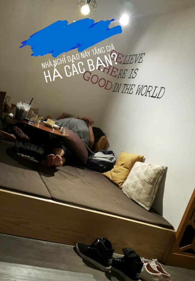 Doi trai gai than nhien 'nam om ap nhau' tai quan ca phe o Ha Noi