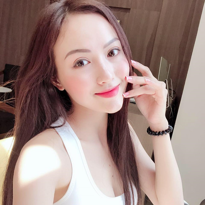 Hà Vũ, đang sống tại Hà Nội - bạn gái của một cầu thủ Olympic Việt Nam - gửi lời chúc tới các cầu thủ hôm nay sẽ thi đấu thật hay, hết mình và mang đến cho người hâm mộ thật nhiều cảm xúc. Các cầu thủ mãi là người hùng trong lòng người hâm mộ và với riêng cô. Ảnh: FBNV.