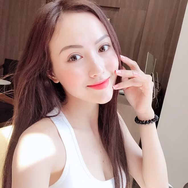 Hà Vũ, đang sống tại Hà Nội - bạn gái của một cầu thủ Olympic Việt Nam - gửi lời chúc tới các cầu thủ hôm nay sẽ thi đấu thật hay, hết mình và mang đến cho người hâm mộ thật nhiều cảm xúc. Các cầu thủ mãi là người hùng trong lòng người hâm mộ và với riêng cô. Ảnh: FBNV.