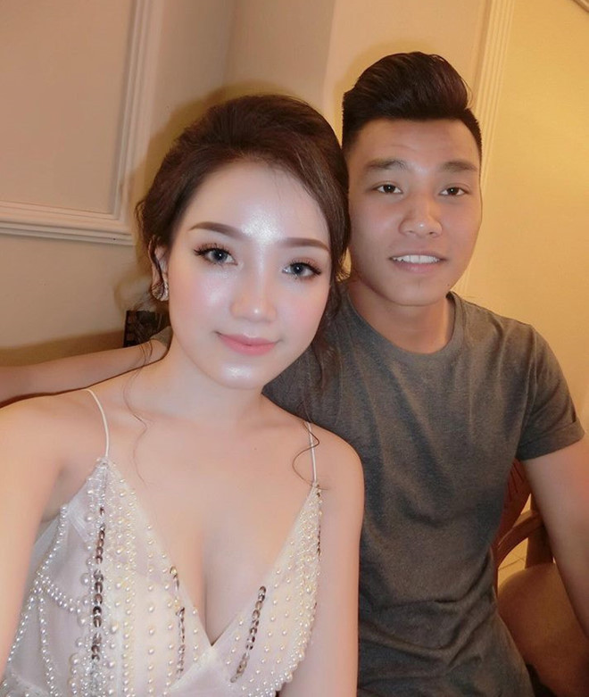 Trước trận đấu quan trọng, Phùng Bảo Ngọc Trân, bạn gái của cầu thủ Vũ Văn Thanh, chia sẻ khoảnh khắc trên sân cỏ của "nửa kia" trên trang cá nhân và phía dưới không quên kêu gọi bạn bè cùng xem bóng đá cổ vũ cho đội tuyển Olympic Việt Nam. Ảnh: FBNV.