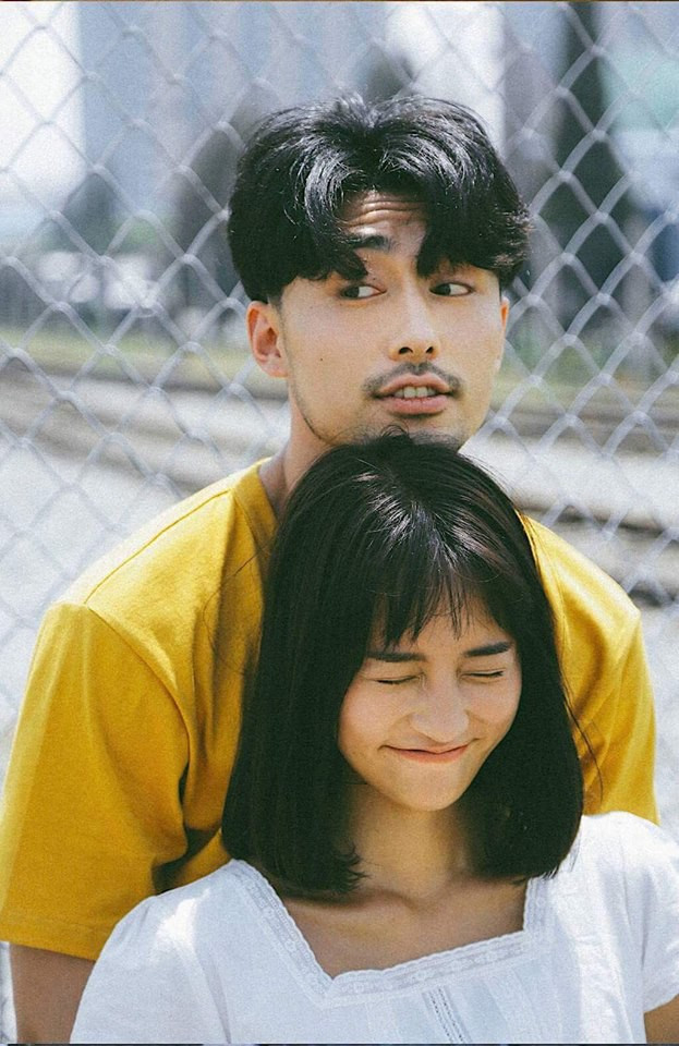 Cũng không thể phủ nhận, hai nhân vật chính khiến bộ ảnh cuốn hút hơn rất nhiều. Mẫu nam thì điển trai, phong trần còn mẫu nữ lại ngọt ngào, trong trẻo. Người đẹp, tình đẹp không hot mới là lạ