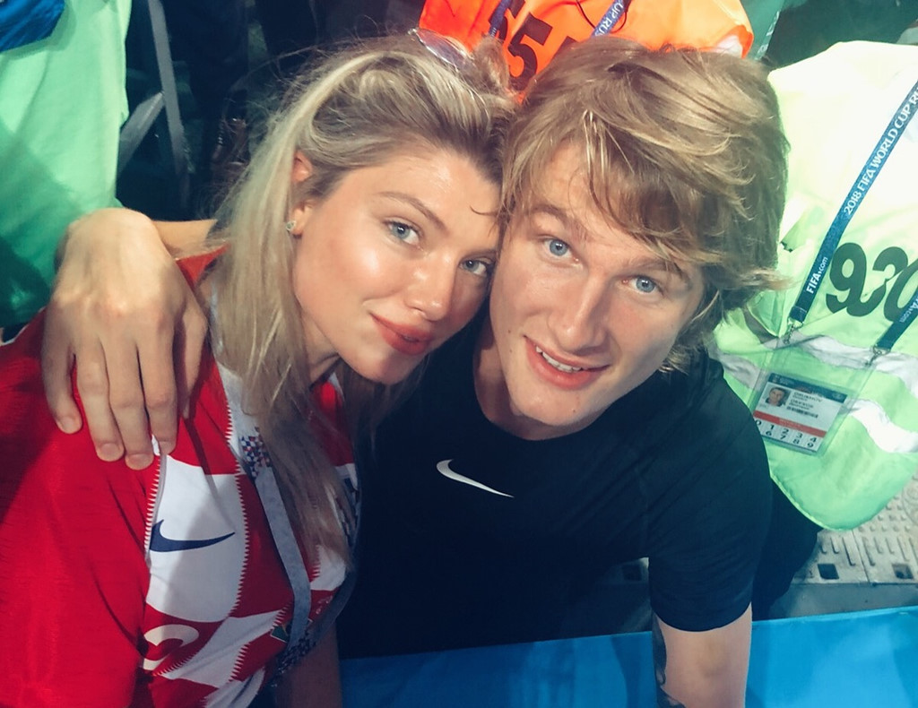 Dina cũng có mặt tại Nga để tiếp năng lượng cho người yêu và cổ vũ cho đội tuyển Croatia. Có dân mạng còn khẳng định đã thấy bóng dáng nữ người mẫu xinh đẹp trên TV khi xem World Cup.