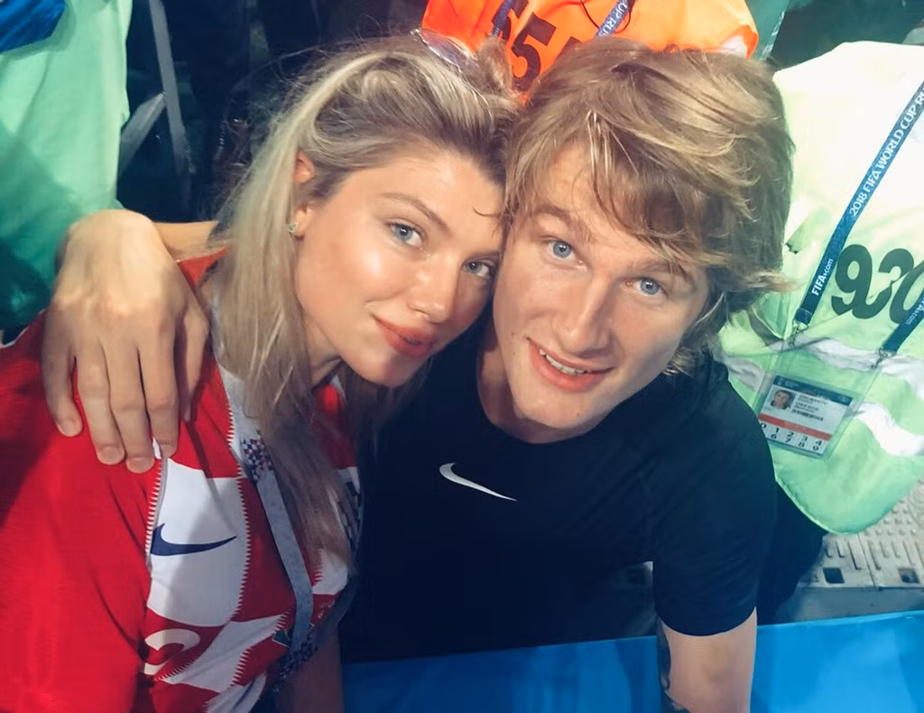 Dina cũng có mặt tại Nga để tiếp năng lượng cho người yêu và cổ vũ cho đội tuyển Croatia. Có dân mạng còn khẳng định đã thấy bóng dáng nữ người mẫu xinh đẹp trên TV khi xem World Cup.