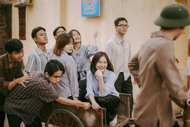 Với mong muốn gợi nhớ lại khung cảnh Việt Nam những năm 70 - 80 của thế kỷ trước, bộ ảnh kỷ yếu đã tái hiện một cách chân thực hình ảnh thanh niên Việt Nam của một thời bao cấp đầy ấn tượng. Ảnh: Eventus Photography