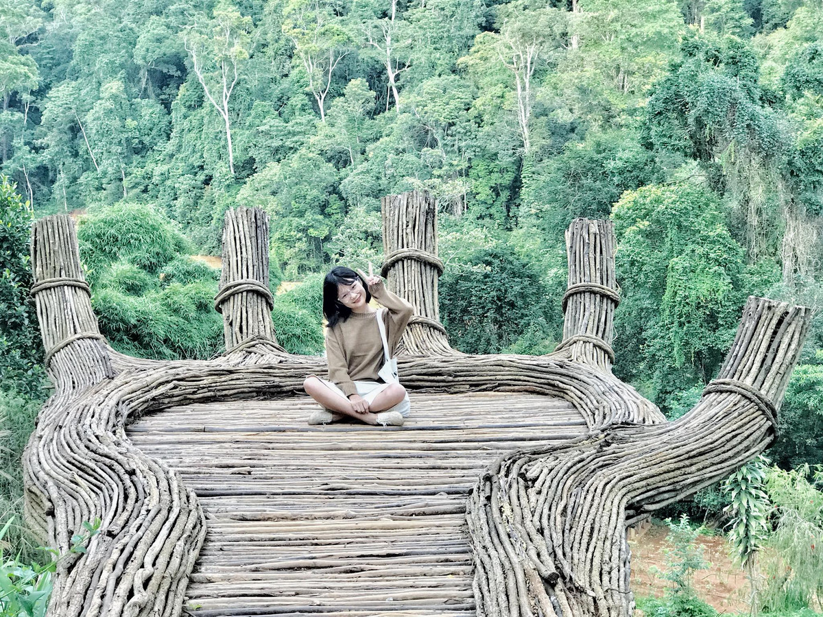 Lên Đà Lạt tầm này mà không ghé qua nơi đây thì quả là một thiếu sót lớn, mới đây nhất, cư dân mạng lại đang nháo nhào lên vì sự xuất hiện của một địa điểm sống ảo mới toanh. Giữa đất trời bao la, bỗng có một bàn tay bằng gỗ khổng lồ được đưa ra như hứng trọn những điều tuyệt vời nhất.
