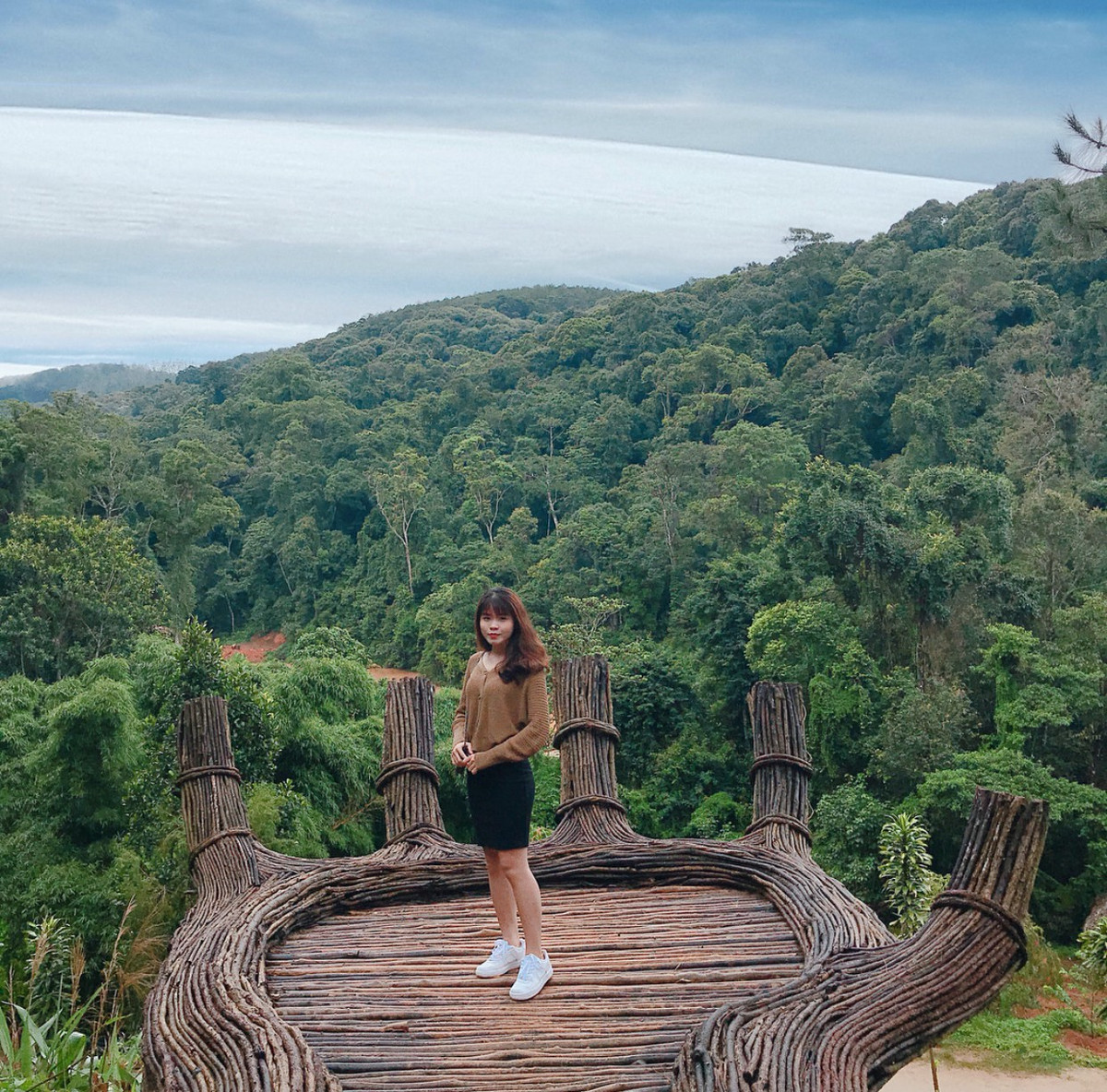Được biết bàn tay này thuộc đèo Tà Nùng, Lâm Đồng (Quốc lộ 725), tuyến đèo nối liền thị trấn Nam Ban và Thành phố Đà Lạt. 