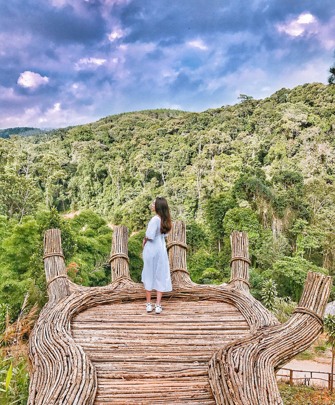 Bàn tay khổng lồ được làm từ những sợi dây rừng cổ thụ, rất chắc chắn mà lại có màu sắc rất tự nhiên và "cực chất".