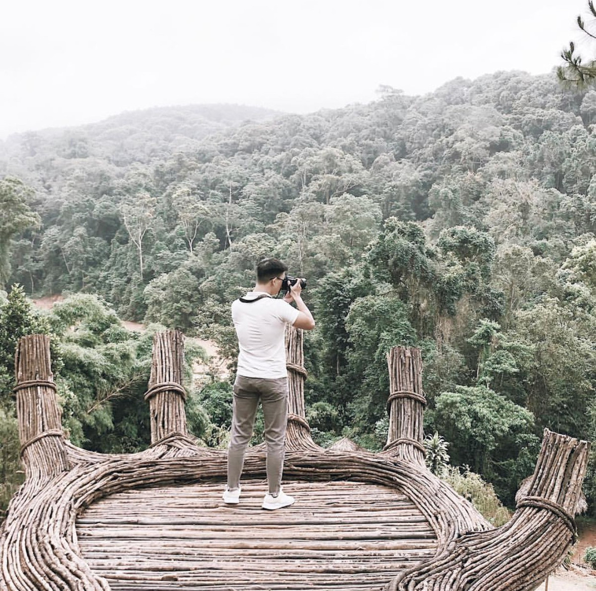 Cây cối xanh mướt, núi đồi trập trùng, đã vậy ngay chính giữa lại còn có một bàn tay khổng lồ vô cùng độc đáo.