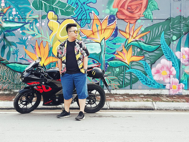 Ai bảo chỉ có con gái, các chàng trai cũng đặc biệt quan tâm tới bức tường Hoa Thiên Điểu (Ảnh: Giang 192)