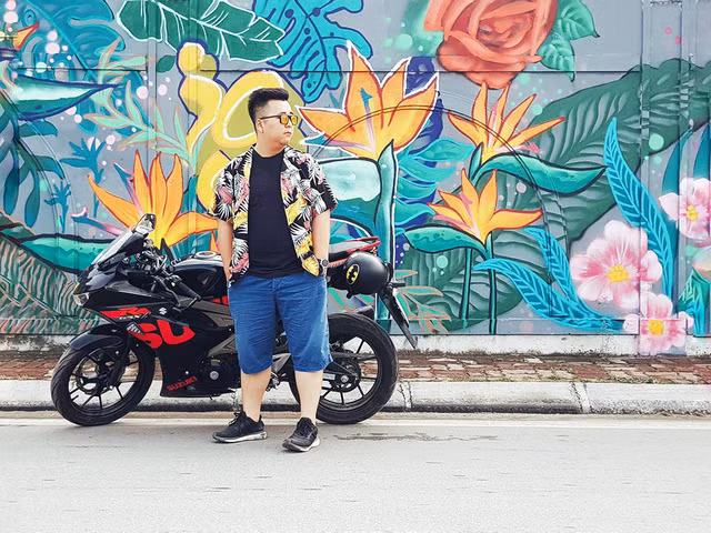 Ai bảo chỉ có con gái, các chàng trai cũng đặc biệt quan tâm tới bức tường Hoa Thiên Điểu (Ảnh: Giang 192)