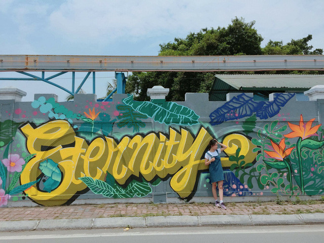 Chẳng cần cầu kỳ quần áo, cứ đứng thôi là có ảnh đẹp rồi các bạn ơi! Ảnh: Hương Phương Lê