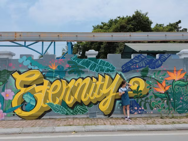 Chẳng cần cầu kỳ quần áo, cứ đứng thôi là có ảnh đẹp rồi các bạn ơi! Ảnh: Hương Phương Lê