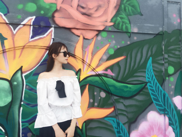 Nổi bật giữa những bông hoa là dòng chữ “Love is Eternity – Vĩnh cửu” giống như một lời giới thiệu, một lời đề tựa cho câu chuyện mà tác giả của bức tường muốn kể với mọi người. Ảnh: Yến Lê