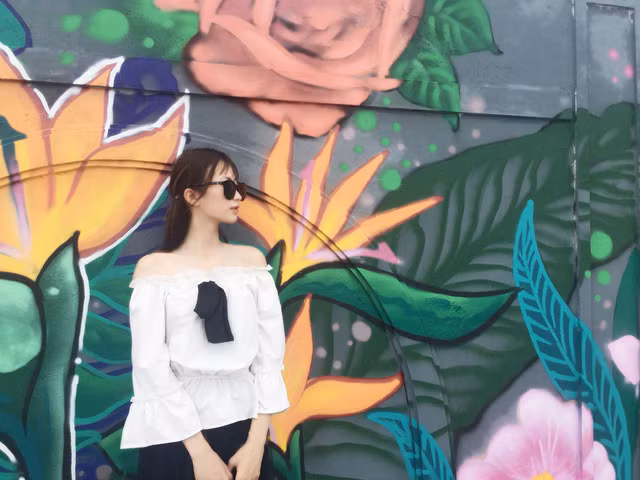 Nổi bật giữa những bông hoa là dòng chữ “Love is Eternity – Vĩnh cửu” giống như một lời giới thiệu, một lời đề tựa cho câu chuyện mà tác giả của bức tường muốn kể với mọi người. Ảnh: Yến Lê