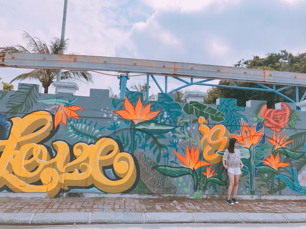 Gioi tre Ha thanh thich thu check in buc tuong hoa Thien Dieu-Hinh-5